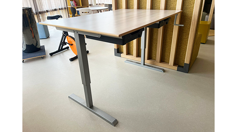 In hoogte verstelbare projecttafel